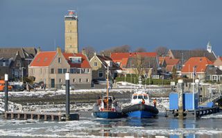 Een haven met water dat deels bevroren is.