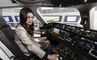 Aziatische vrouw in cockpit van vliegtuig.