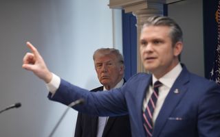 Twee mannen in formele kleding achter spreekgestoelte.