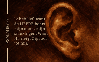 Een schilderij van een oor in donkerbruine kleuren met daarop de tekst uit Psalm 116:1-2.