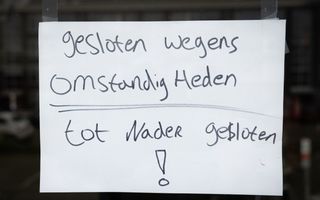 Tekstbericht op het raam van een gesloten winkel.