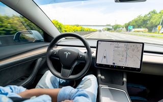 Man bestuurt een auto met automatische transmissie op de snelweg.