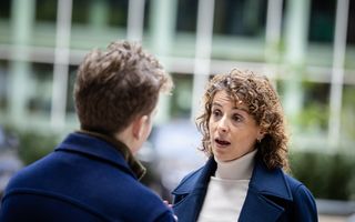 Minister Hermans in gesprek met een man.