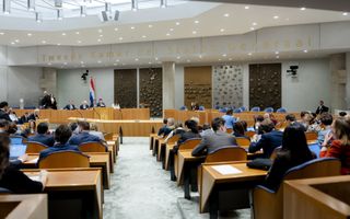 Tweede Kamerleden op hun blauwe zetels in de plenaire zaal