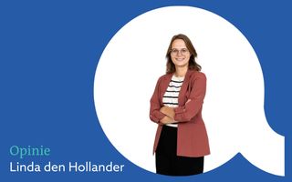 Foto van een vrouw met halflang haar, een bril en een roze jasje met een gestreept truitje.&nbsp;