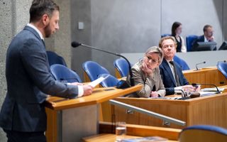Man met baardje en pak aan het woord in de Tweede Kamer.