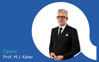 foto van een man in zwart pak en grijs, golvend haar. Hij heeft een prominente zwarte bril. Links onderin de plaat staat &rdquo;Opinie Prof. M.J. Kater&rdquo;