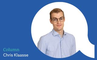 Portret van een man in lichtblauw overhemd