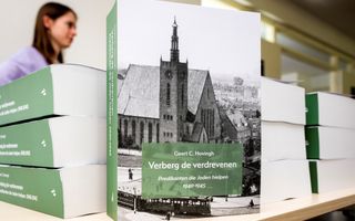 Enkele exemplaren op een tafel van het boek ”Verberg de verdrevenen” van Geert C. Hovingh.