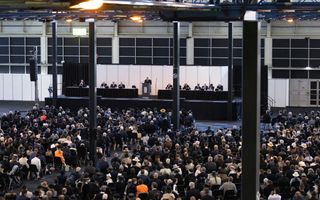 Een zaal vol mensen op stoelen.