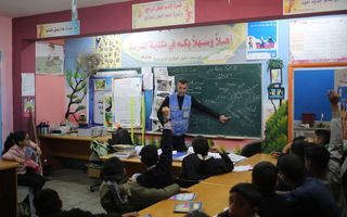 Engelse les op een UNRWA-school in Rafah. beeld AFP