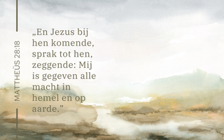 Een aquarel van berglandschap met daarop de Bijbeltekst van Mattheüs 28:18