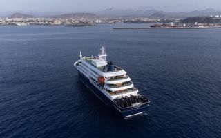 Luchtfoto van cruiseschip Hondius, dat op 5 mei 2026 voor anker ligt voor de kust van Praia, de hoofdstad van Kaapverdië.