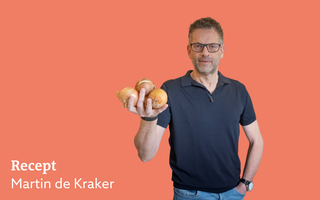 Oranje vignet met daarop een foto van een man met een bril en een donkerblauwe polo. In zijn hand houdt hij drie uien.
