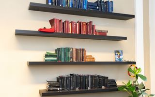 Verschillende boekenplanken met Bijbels in allerlei talen erop.