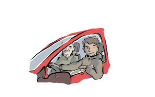 Rode auto met daarin een jongeman achter het stuur die met zijn arm uit het geopende raampje hangt. Naast hem een oudere man.