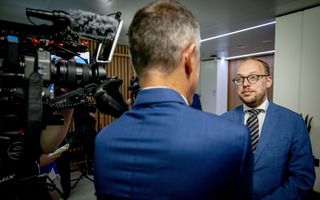 Staatssecretaris Eerenberg staat de pers te woord na afloop van de ministerraad