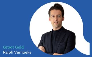 Rechthoekig blauw vlak met de tekst: Groot Geld, Ralph Verhoeks. Daarnaast een foto van een jonge man met donker haar en donkere kleding.