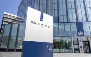 Kantoorpand met veel glas met een bord ervoor waarop staat: Belastingdienst en het cijfer 14.