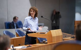 Minister Hermans achter het spreekgestoelte in de Tweede Kamer.
