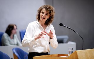 Minister Hermans achter het spreekgestoelte in de Tweede Kamer