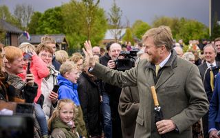 Koning Willem-Alexander tijdens een bezoek aan het dorp Marienvelde. beeld ANP, Emiel Muijderman