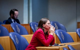 Mirjam Bikker (CU) kijkt voor zich uit in haar Tweede Kamerzetel