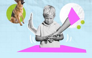 Illustratie van een bang kijkend jongetje. Hij houdt met beide handen een andere hand vast. Links boven een blaffende hond met daarvoor een hand die de hond tegenhoudt.