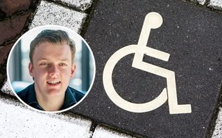 Witte straatstenen met in het midden een grote tegel met daarop de afbeelding van een persoon die in een rolstoel zit. Inzet: blonde jongeman.