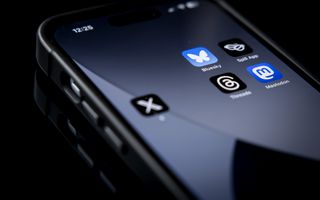 Een smartphone met daarop onder andere een X.