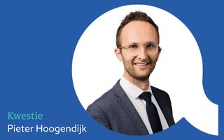 Blauw vlak met de tekst Kwestie Pieter Hoogendijk. Ernaast een foto van een man in een keurig pak en een bril op.
