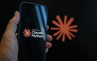 Deze foto toont het logo van de AI-assistent Claude Mythos, ontwikkeld door het Amerikaanse bedrijf Anthropic.