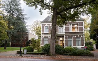 Oud, groot herenhuis in lommerrijke omgeving.