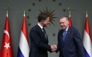 Demissionair premier Mark Rutte en de Turkse president Recep Tayyip Erdogan schudden elkaar vrijdag in Istanbul de hand. Sinds maandag steunt ook Turkije Ruttes kandidatuur als secretaris-generaal van de NAVO. beeld EPA