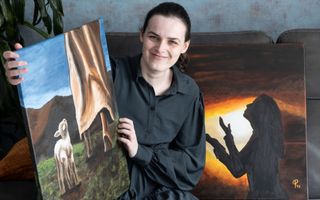Anna Prins uit Rhenen schildert sinds een vriendin haar daartoe aanmoedigde. Ze maakt schilderijen met een Bijbelse boodschap, maar ze vermijdt een al te directe link naar de Bijbel. „Zo kunnen mensen hun eigen interpretatie eraan geven.”