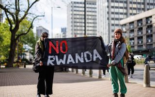 Activisten demonstreren in Londen tegen de omstreden Rwandadeal. beeld EPA, Tolga Akmen