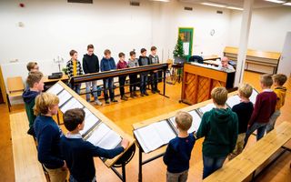 Gorcum Boys Choir onder leiding van Jeroen Bal tijdens een repetitie. beeld Cees van der Wal