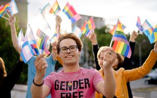Een lhbti-activist houdt een regenboogvlag vast. Puberteitsremmers zijn bedoeld om tieners de tijd te geven na te denken over de vraag of ze in transitie willen. In de praktijk wordt de behandeling bijna altijd gevolgd door cross-sekse (geslachtsbevestigende) hormonen. beeld iStock