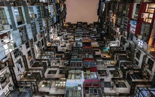 Een record brekende hittegolf teistert delen van Azië. Airco’s, die ook aan deze flat in Hong Kong hangen, zijn geen overbodige luxe. beeld AFP, Dale de la Rey