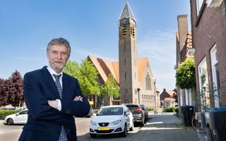 Ds. F. Verboom bij de Westerkerk in Kampen. Hij was dertig jaar predikant in de stad aan de IJssel. beeld RD, Anton Dommerholt 