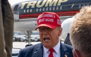De Republikeinse presidentskandidaat en oud-president Donald Trump voor zijn Trumpvliegtuig op de internationale luchthaven Heartsfield-Jackson in de Amerikaanse stad Atlanta in de staat Georgia. beeld AFP, Megan Varner