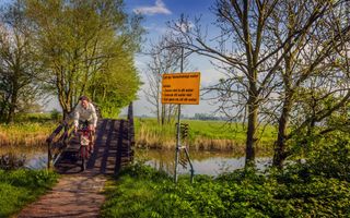GGD Fryslân raadt zwemmen in de Jelsumervaart af in verband met PFAS-verontreiniging. beeld Niels de Vries