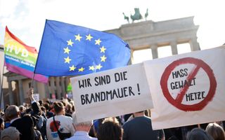 Duitsers protesteren tegen haat en geweld. De bijeenkomst in Berlijn is een reactie op aanvallen op campagnevoerende politici in Duitsland. beeld EPA, Clemens Bilan. 