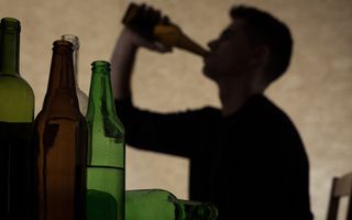 Een drinkende tiener. beeld iStock