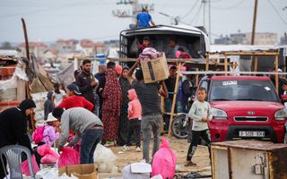 Palestijnen ontvluchten de stad Rafah uit angst voor een Israëlisch offensief. beeld AFP