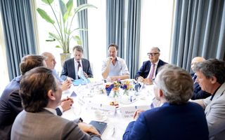 Demissionair minister-president Mark Rutte tijdens een gesprek in het Catshuis met vertegenwoordigers van maatschappelijke organisaties over de aanpak van antisemitisme. beeld ANP Robin van Lonkhuijsen