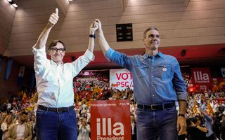 De Spaanse premier Pedro Sánchez (r.) en de leider van de Catalaanse socialisten Salvador Illa (l.) vrijdag op een campagne-evenement in Barcelona. beeld EPA, Enric Fontcuberta