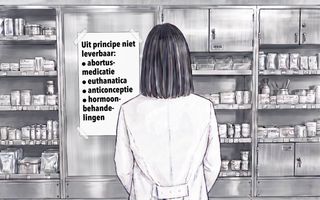 Een vrouw staat voor een lege kast in de apotheek met daarop een papier met de tekst: ”Uit principe niet leverbaar: abortusmedicatie, euthanatica, anticonceptie, hormoonbehandelingen”.