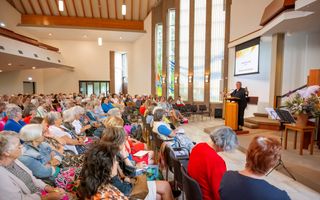 In kerkgebouw De Fontein in Bunschoten-Spakenburg had donderdag de CGK-Vrouwendag 2024 plaats. Achter de katheder hoofdsprekr Els van Dijk. beeld Ruben Schipper