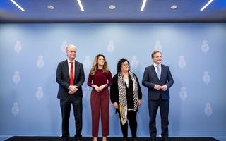 Geert Wilders (PVV), Dilan Yesilgoz (VVD), Caroline van der Plas (BBB) en Pieter Omtzigt (NSC) net na de presentatie van het hoofdlijnenakkoord. beeld  ANP, Koen van Weel